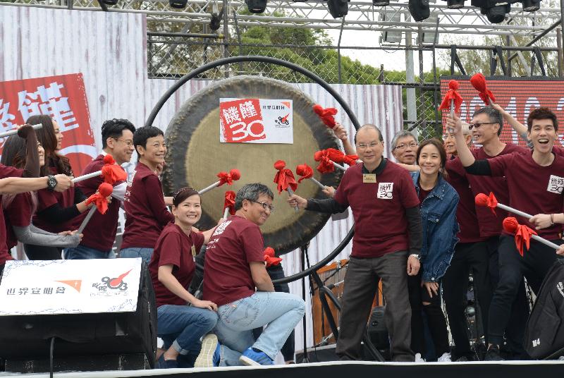 政務司司長張建宗今日（四月七日）出席香港世界宣明會主辦的饑饉30 2018開幕禮。圖示張建宗（右六）與其他嘉賓一同敲鑼，宣布活動正式開始。