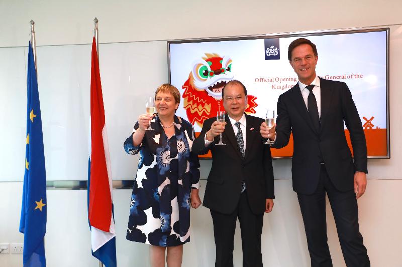 The Acting Chief Executive, Mr Matthew Cheung Kin-chung, attended the opening ceremony of the Consulate General of the Kingdom of the Netherlands today (April 9). Photo shows Mr Cheung (centre); the Prime Minister of the Kingdom of the Netherlands, Mr Mark Rutte (right); and the Consul-General of the Kingdom of the Netherlands in Hong Kong, Ms Annemieke Ruigrok (left) at the toasting ceremony.