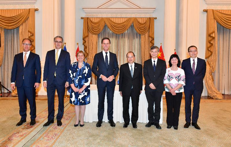 The Acting Chief Executive, Mr Matthew Cheung Kin-chung, today (April 9) witnessed with the visiting Prime Minister of the Kingdom of the Netherlands, Mr Mark Rutte, the signing of the Memorandum of Understanding between Hong Kong and the Netherlands concerning the Working Holiday Arrangement at Government House. Mr Cheung (fourth right) and Mr Rutte (fourth left) are pictured with the Secretary for Labour and Welfare, Dr Law Chi-kwong (third right); the Permanent Secretary for Labour and Welfare, Ms Chang King-yiu (second right); the Commissioner for Labour, Mr Carlson Chan (first right); the Consul General of the Kingdom of the Netherlands in Hong Kong, Ms Annemieke Ruigrok (third left); the Chief of Staff, the Kingdom of the Netherlands, Mr Paul Huijts (second left); and the Director, Asia and Pacific Affairs, Ministry of Foreign Affairs, the Kingdom of the Netherlands, Mr Peter Potman (first left), after the signing ceremony.