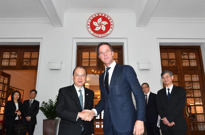 The Acting Chief Executive, Mr Matthew Cheung Kin-chung, today (April 9) met the visiting Prime Minister of the Kingdom of the Netherlands, Mr Mark Rutte, at Government House. Photo shows Mr Cheung (left) shaking hands with Mr Rutte (right). 