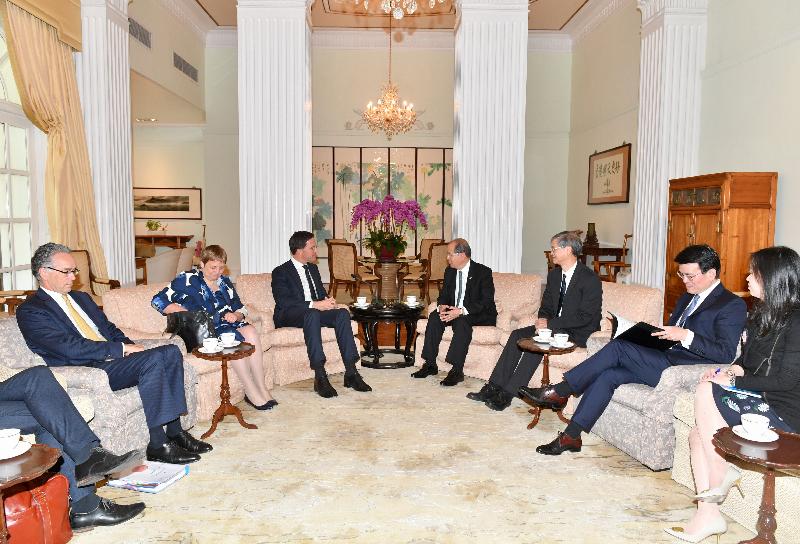 The Acting Chief Executive, Mr Matthew Cheung Kin-chung, today (April 9) hosted a bilateral meeting with the visiting Prime Minister of the Kingdom of the Netherlands, Mr Mark Rutte, at Government House. Photo shows Mr Cheung (fourth right) and Mr Rutte (third left) with the Secretary for Labour and Welfare, Dr Law Chi-kwong (third right); the Secretary for Commerce and Economic Development, Mr Edward Yau (second right); the Consul General of the Kingdom of the Netherlands in Hong Kong, Ms Annemieke Ruigrok (second left); and representatives from both sides at the bilateral meeting.