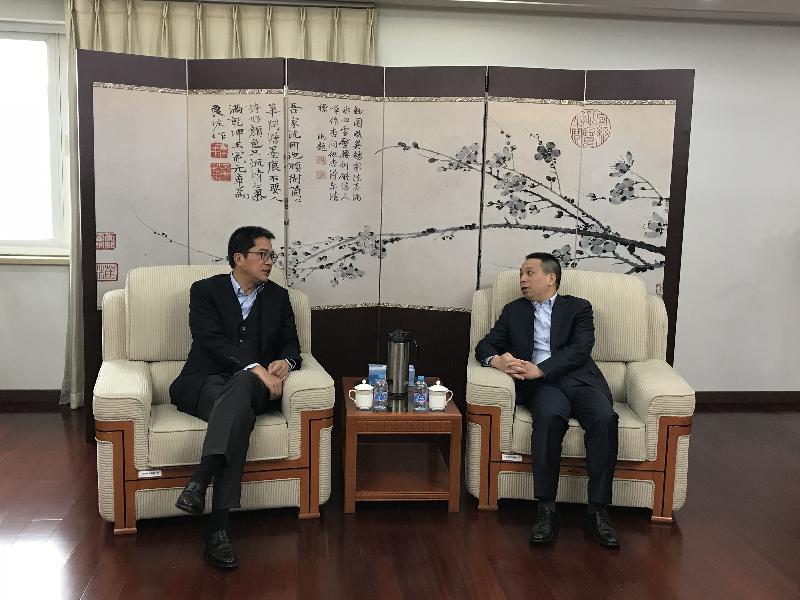 发展局局长黄伟纶今日（四月九日）展开北京访问行程。图示黄伟纶（左）拜会国务院港澳事务办公室副主任黄柳权。