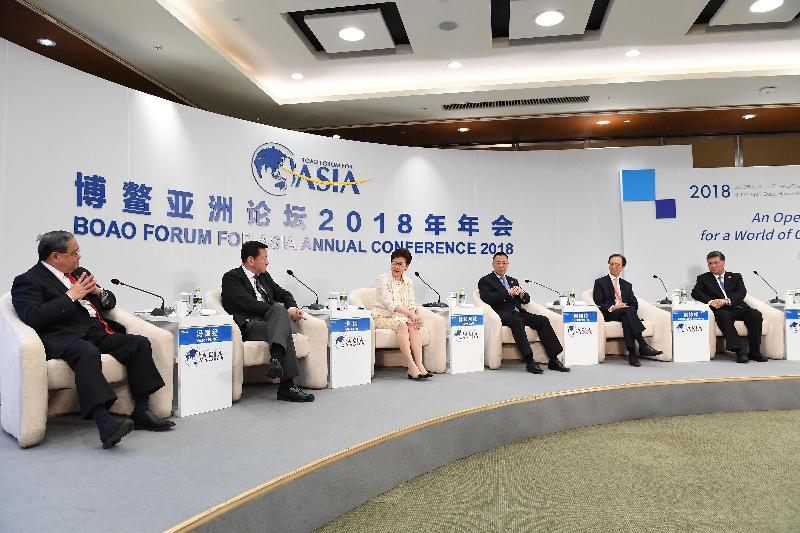 The Chief Executive, Mrs Carrie Lam, attended a discussion session on the Guangdong-Hong Kong-Macao Bay Area at the Boao Forum for Asia Annual Conference 2018 in Hainan today (April 9). Photo shows Mrs Lam (third left); the Governor of Guangdong Province, Mr Ma Xingrui (first right); the Director of the National Economic Research Institute, Dr Fan Gang (second left); the Secretary for Economy and Finance of the Macao Special Administrative Region, Mr Lionel Leong (third right); and the Group Chairman and Chief Executive Officer of the Nan Fung Group, Mr Antony Leung (second right), at the exchange session. The session was moderated by the Chairman of the Fung Group, Dr Victor Fung (first left).