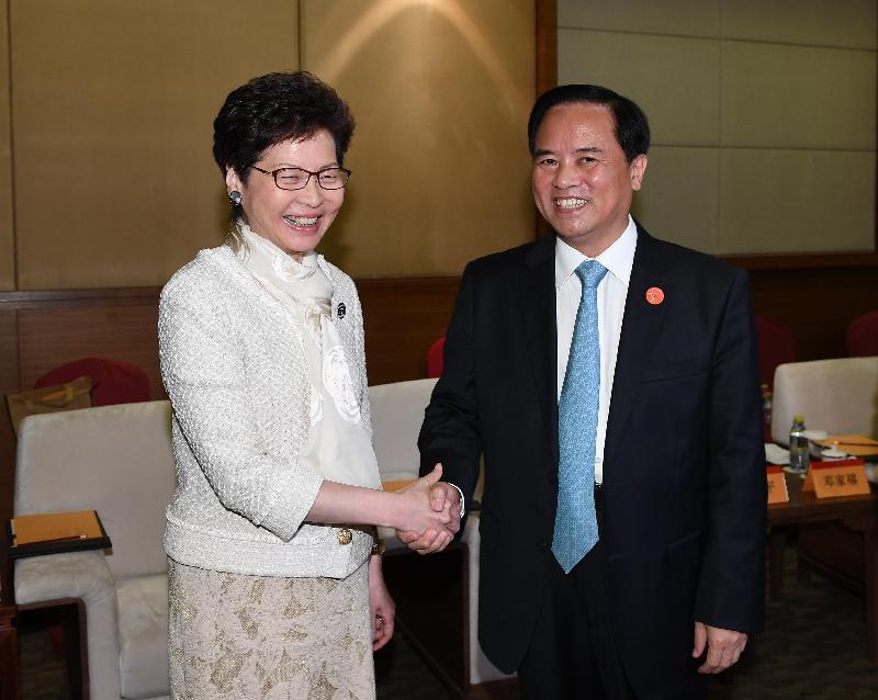 The Chief Executive, Mrs Carrie Lam, met with the Secretary of the CPC Hainan Provincial Committee, Mr Liu Cigui, and the Governor of Hainan, Mr Shen Xiaoming, during the Boao Forum for Asia Annual Conference 2018 in Hainan today (April 9). Photo shows Mrs Lam (left) shaking hands with Mr Liu before the meeting.