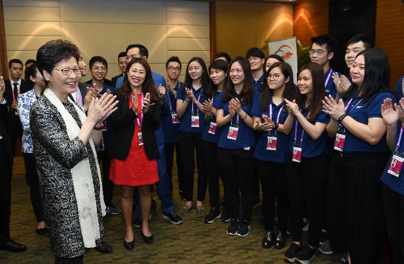 The Chief Executive, Mrs Carrie Lam (first left), meets Hong Kong student volunteers at the Boao Forum for Asia Annual Conference 2018 in Hainan this evening (April 9) to learn about their work. 