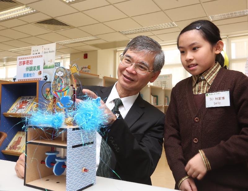 The Secretary for Labour and Welfare, Dr Law Chi-kwong, visited Wong Tai Sin District today (April 10) and called at Canossa Primary School (San Po Kong). Photo shows Dr Law (left) being briefed by a student on how she applied elements of STEM (science, technology, engineering, mathematics) in her work.