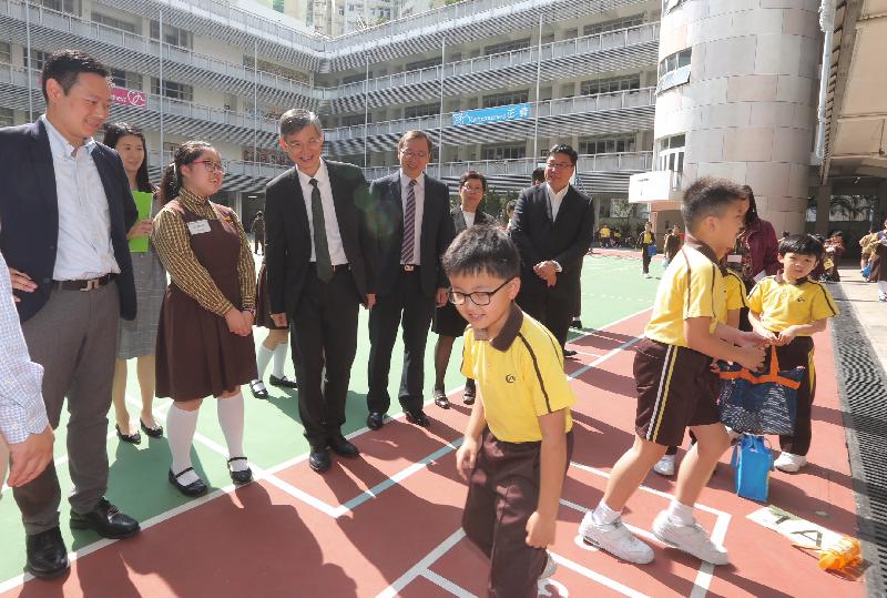 The Secretary for Labour and Welfare, Dr Law Chi-kwong, visited Wong Tai Sin District today (April 10) and called at Canossa Primary School (San Po Kong). Photo shows Dr Law (third left) and the Under Secretary for Labour and Welfare, Mr Caspar Tsui (first left), accompanied by the Chairman of the Wong Tai Sin District Council, Mr Li Tak-hong (first right); the Supervisor of Canossa Primary School (San Po Kong), Ms Yuen Wai-ching (second right); and the Principal, Mr Charley Chan (third right), touring the campus and chatting with students.