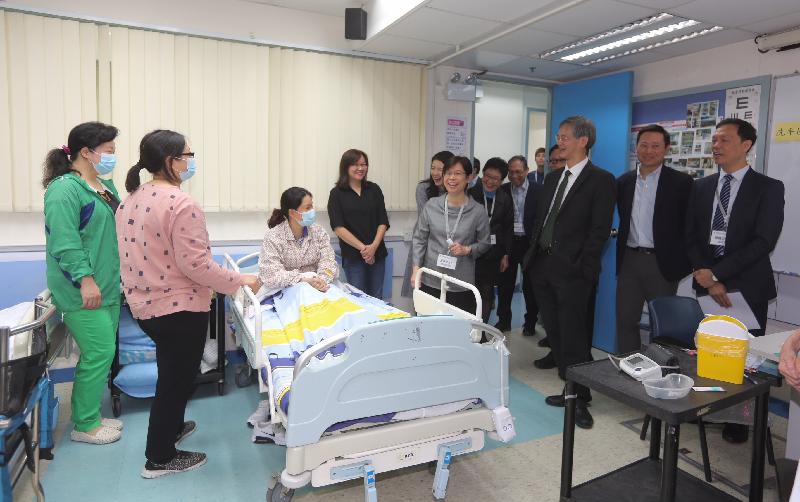 The Secretary for Labour and Welfare, Dr Law Chi-kwong, visited Wong Tai Sin District today (April 10) and called at the Human Resources Training Centre of Hong Kong Employment Development Service. Photo shows Dr Law (third right) and the Under Secretary for Labour and Welfare, Mr Caspar Tsui (second right), observing trainees attending a course on healthcare.