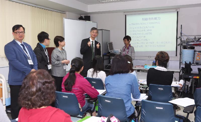 The Secretary for Labour and Welfare, Dr Law Chi-kwong, visited Wong Tai Sin District today (April 10) and visited the Human Resources Training Centre of Hong Kong Employment Development Service. Photo shows Dr Law (second right) observing trainees attending a course on elderly care.