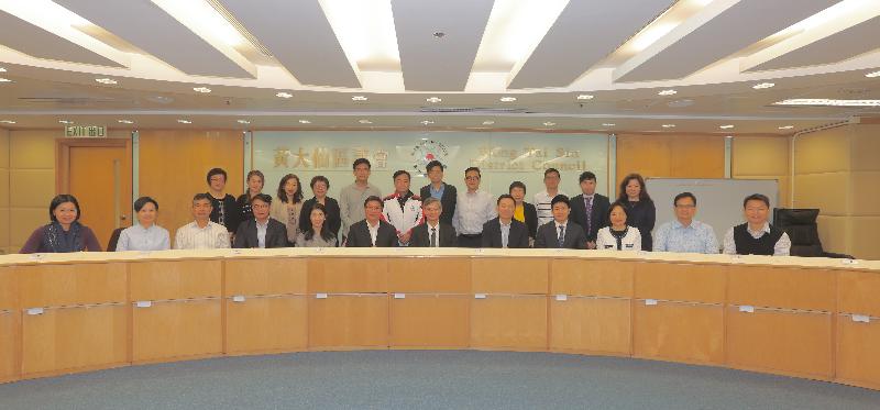 The Secretary for Labour and Welfare, Dr Law Chi-kwong, visited Wong Tai Sin District today (April 10) and met with District Council members. Photo shows (from front row, fifth left) the District Officer (Wong Tai Sin), Ms Annie Kong; the Chairman of Wong Tai Sin District Council, Mr Li Tak-hong; Dr Law; and the Under Secretary for Labour and Welfare, Mr Caspar Tsui, with District Council members.