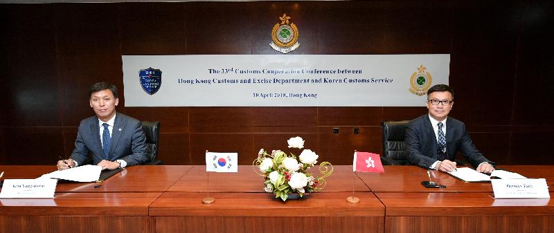 香港海关关长邓以海（右）和韩国关税厅厅长金荣文（左）今日（四月十日）签订中国－－韩国自由贸易协定有关原产地管理的合作及互助备忘录。