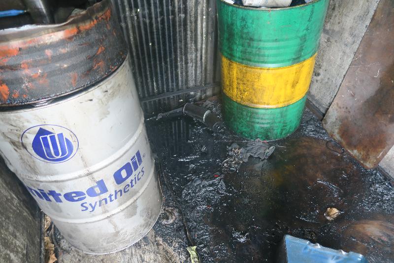 元朗唐人新村朗漢路一間汽車維修工場的化學廢物貯存庫地上多處有偈油積聚。
