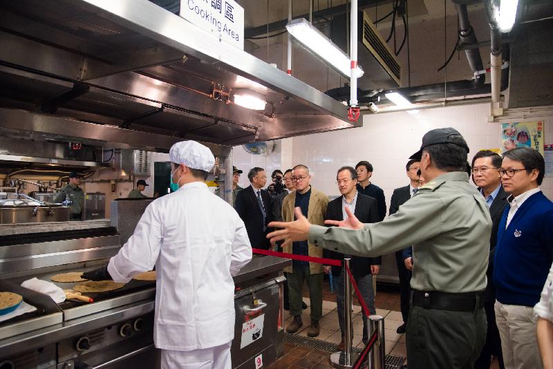 The Legislative Council Panel on Security today (April 10) visits the kitchen facilities of Pak Sha Wan Correctional Institution to understand the meal arrangements for persons in custody.