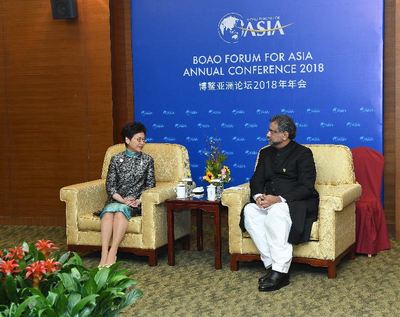 The Chief Executive, Mrs Carrie Lam (left), meets with the Prime Minister of Pakistan, Mr Shahid Khaqan Abbasi, during the Boao Forum for Asia Annual Conference 2018 in Hainan today (April 10). 
