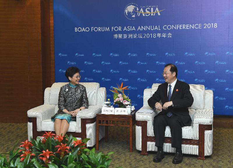 The Chief Executive, Mrs Carrie Lam (left), meets with the Secretary of the CPC Guangzhou Municipal Committee, Mr Ren Xuefeng, during the Boao Forum for Asia Annual Conference 2018 in Hainan today (April 10). 