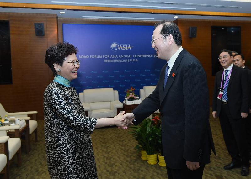 The Chief Executive, Mrs Carrie Lam, met with the Secretary of the CPC Guangzhou Municipal Committee, Mr Ren Xuefeng, during the Boao Forum for Asia Annual Conference 2018 in Hainan today (April 10). Photo shows Mrs Lam (left) and Mr Ren shaking hands before the meeting.