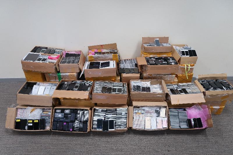 Hong Kong Customs and the Marine Police yesterday (April 10) conducted a joint anti-smuggling operation in Lau Fau Shan and seized a total of 10 945 smartphones and 168 tablets with an estimated market value of about $33 million.