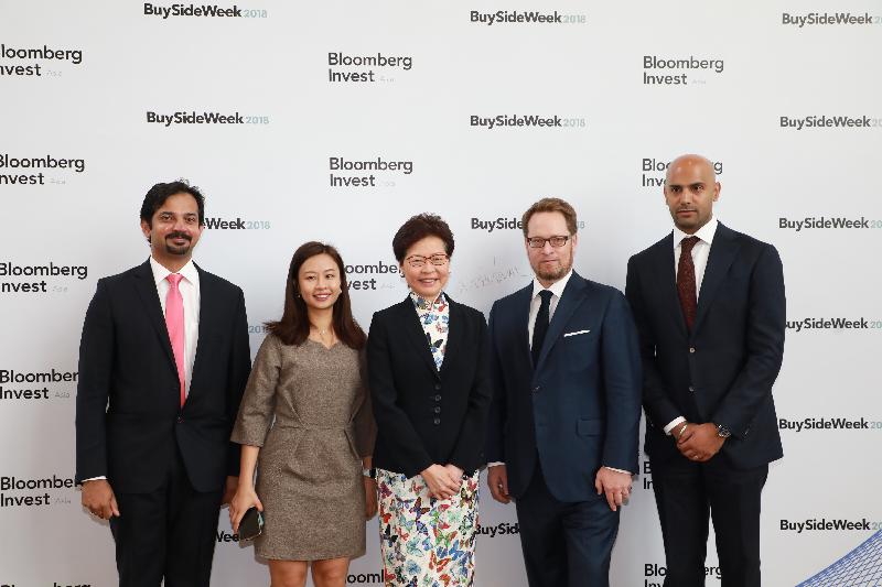 The Chief Executive, Mrs Carrie Lam (centre); the Managing Director of Bloomberg Media International, Mr Parry Ravindranathan (first left); the Senior Executive Editor for Bloomberg News Asia-Pacific, Mr Otis Bilodeau (second right); the Regional Head of Core Product Sales of Bloomberg LP, Mr Taran Khera (first right); and the Hong Kong Bureau Chief of Bloomberg LP, Ms Fion Li (second left), are pictured at the Bloomberg Invest Asia Summit today (April 11).