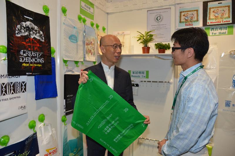 The Secretary for the Environment, Mr Wong Kam-sing (left), chats with a Hong Kong exhibitor at the 2018 Macao International Environmental Co-operation Forum & Exhibition in Macao today (April 12).