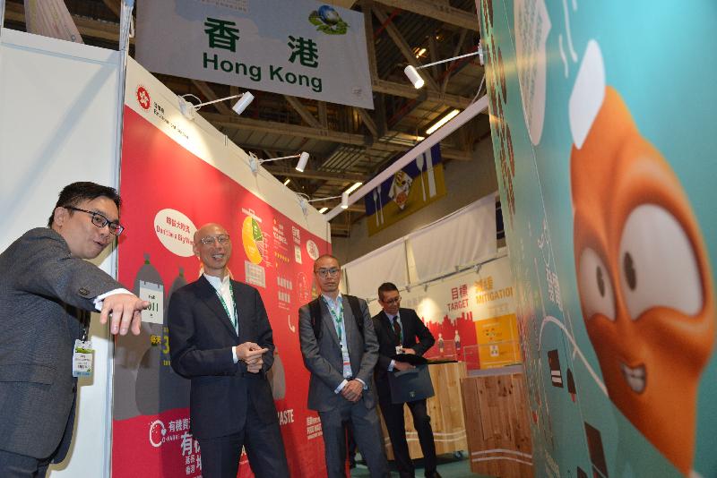 The Secretary for the Environment, Mr Wong Kam-sing (second left), visits the booth hosted by the Environment Bureau at the 2018 Macao International Environmental Co-operation Forum & Exhibition in Macao today (April 12).