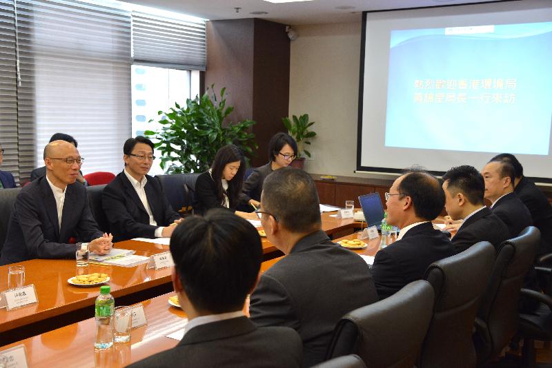 The Secretary for the Environment, Mr Wong Kam-sing (first left), calls on the Office for the Development of the Energy Sector of the Macao Special Administrative Region today (April 12) to learn about its energy policy to promote photovoltaic generation.