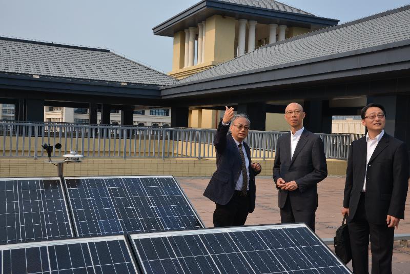 The Secretary for the Environment, Mr Wong Kam-sing (centre), today (April 12) visits the solar photovoltaic system of the University of Macau. The system is the first among public organisations in Macao to fulfil government requirements and connect to the grid of the power company. 
