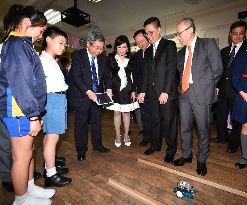 The Secretary for Education, Mr Kevin Yeung (third right), today (April 13) accompanied the Minister of Education, Mr Chen Baosheng (third left), on a visit to Po Leung Kuk Wong Wing Shu Primary School before attending the launching ceremony of the Beijing-Hong Kong Universities Alliance. Photo shows them participating in a STEM (science, technology, engineering and mathematics) education activity with some students at the school.
