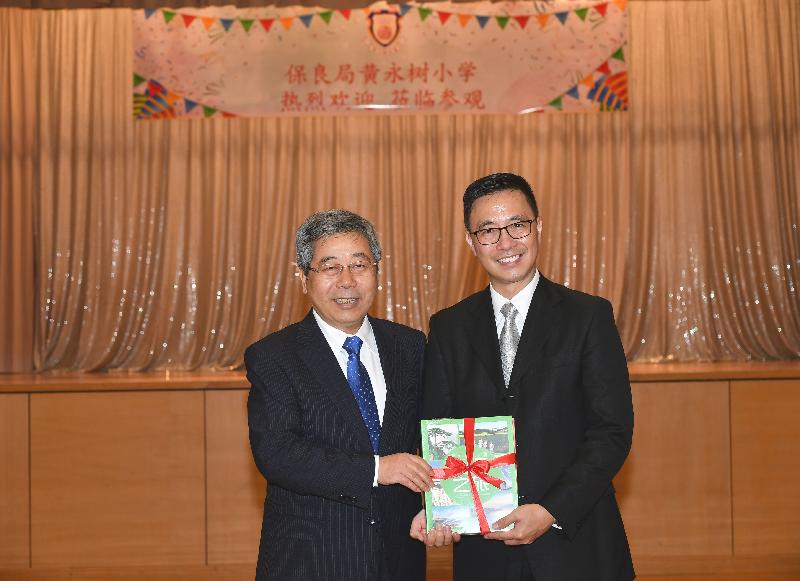 The Minister of Education, Mr Chen Baosheng (left), today (April 13) said the Ministry of Education would present local primary schools each with 10 sets of books, totalling some 5,000 sets, covering Chinese history, geography, scientific knowledge and literary classics as a token of the Ministry's support and care for Hong Kong's education and young students. The Secretary for Education, Mr Kevin Yeung (right), expressed his gratitude to the Ministry of Education.