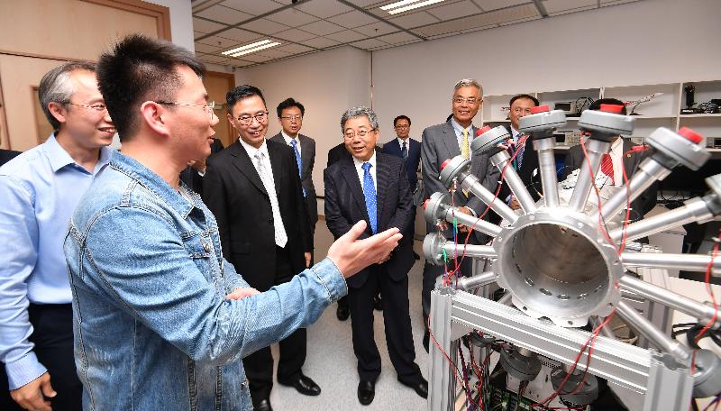 The Secretary for Education, Mr Kevin Yeung (third left), today (April 13) accompanies the Minister of Education, Mr Chen Baosheng (fourth left), on a tour of a laboratory at the Hong Kong University of Science and Technology after the launching ceremony of the Beijing-Hong Kong Universities Alliance.