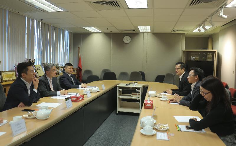 The Secretary for Financial Services and the Treasury, Mr James Lau (second left), exchanges views with members of the Sham Shui Po District Council on various issues including the abolition of the Mandatory Provident Fund (MPF) "offsetting" mechanism, the establishment of the eMPF (a centralised electronic platform which will enhance the administrative efficiency of the MPF schemes), the opening of bank accounts and life annuity schemes today (April 13).