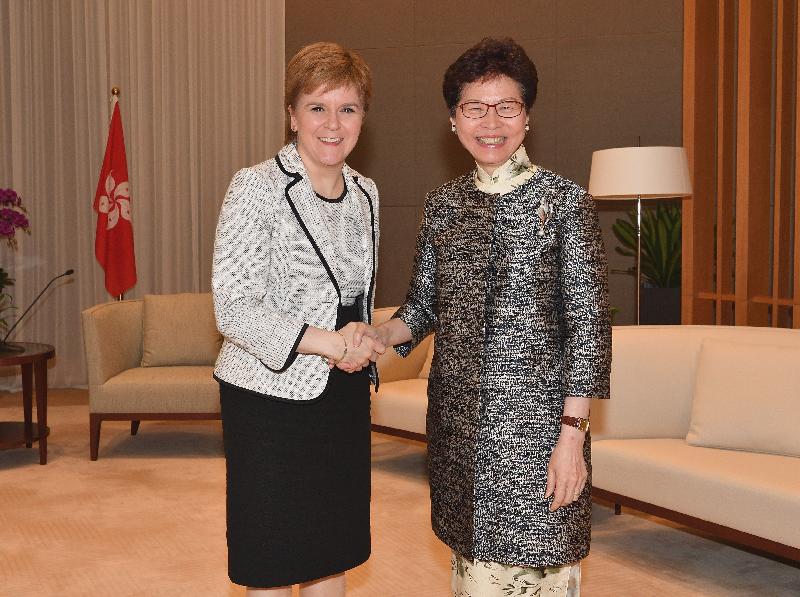 行政长官林郑月娥（右）今日（四月十三日）下午在行政长官办公室与苏格兰首席大臣尼古拉‧斯特金（左）会面。