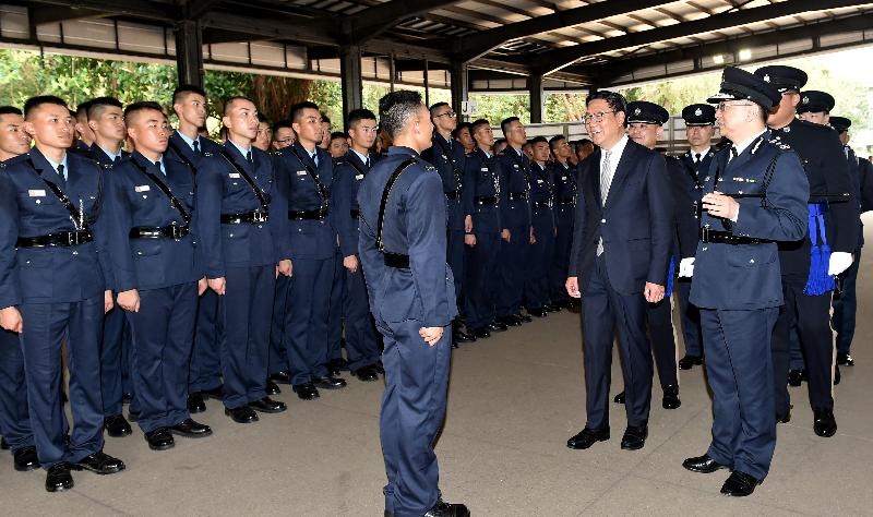 结业会操后，香港铁路有限公司非执行主席马时亨教授在警务处处长卢伟聪陪同下，与结业学员会面。
 
