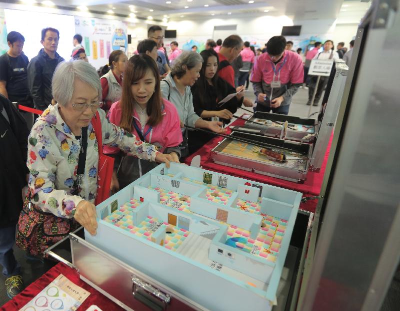 Members of the public enjoy booth games at the opening ceremony of Building Safety Week 2018 held by the Buildings Department today (April 15).
