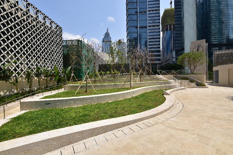 夏慤花園經重置後今日（四月十六日）重新開放。圖示園內的綠化階梯座位。
