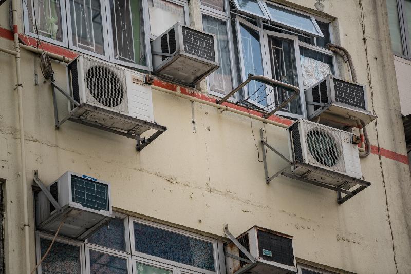 The Ombudsman, Ms Connie Lau, today (April 17) announced the results of a direct investigation into government departments’ handling of the problem of air-conditioner dripping.
