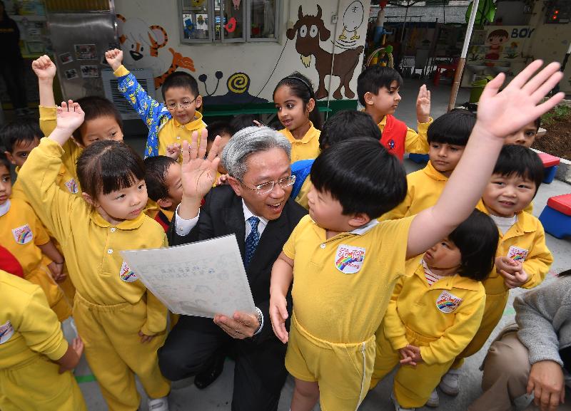 The Secretary for the Civil Service, Mr Joshua Law, visited Yuen Long District today (April 17). Photo shows Mr Law and students of Yuen Kong Kindergarten, which he visited to learn more about its inclusive learning environment.