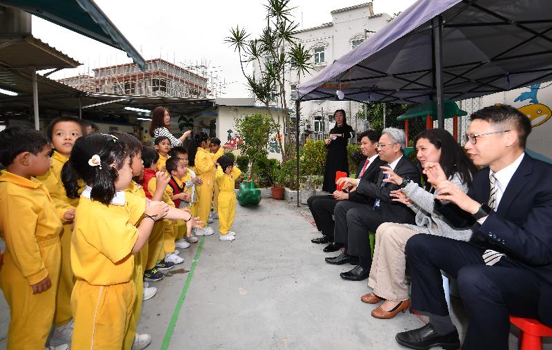 The Secretary for the Civil Service, Mr Joshua Law, visited Yuen Long District today (April 17). Photo shows Mr Law (third right) and students of Yuen Kong Kindergarten, which he visited to learn more about its inclusive learning environment.