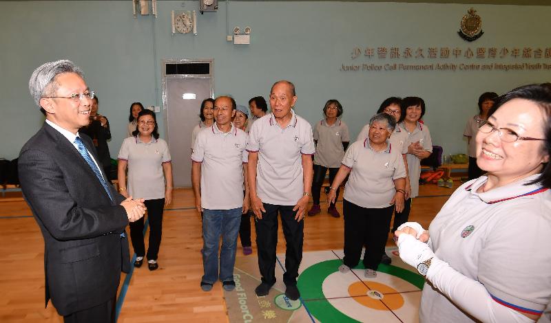  The Secretary for the Civil Service, Mr Joshua Law, visited Yuen Long District today (April 17). Photo shows Mr Law (first left) chatting with members of Yuen Long District Senior Police Call, who are taking part in activities at the Junior Police Call Permanent Activity Centre and Integrated Youth Training Camp.