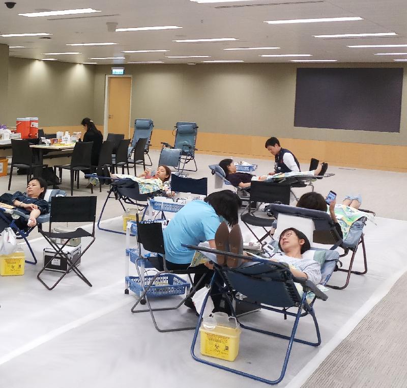 香港紅十字會輸血服務中心開展本年度巡迴在特區政府各個部門募集血液，剛於上周五及昨日（四月十三日和四月十六日）率先在政府總部舉行捐血活動，合共有120名公務員熱心參與。