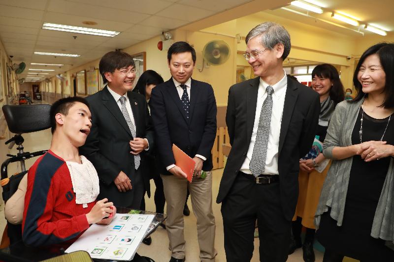 The Secretary for Labour and Welfare, Dr Law Chi-kwong, visited Southern District today (April 17) and called at the TWGHs Jockey Club Rehabilitation Complex in Aberdeen. Photo shows Dr Law (third right) and the Under Secretary for Labour and Welfare, Mr Caspar Tsui, visiting a person with speech impairment (first left) communicating with a speech-generating device.