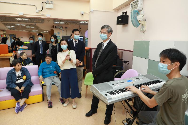 The Secretary for Labour and Welfare, Dr Law Chi-kwong, visited Southern District today (April 17) and called at the TWGHs Jockey Club Rehabilitation Complex in Aberdeen. Photo shows Dr Law (second right) and clients watching a musician who is visiting Hong Kong and playing at the centre.