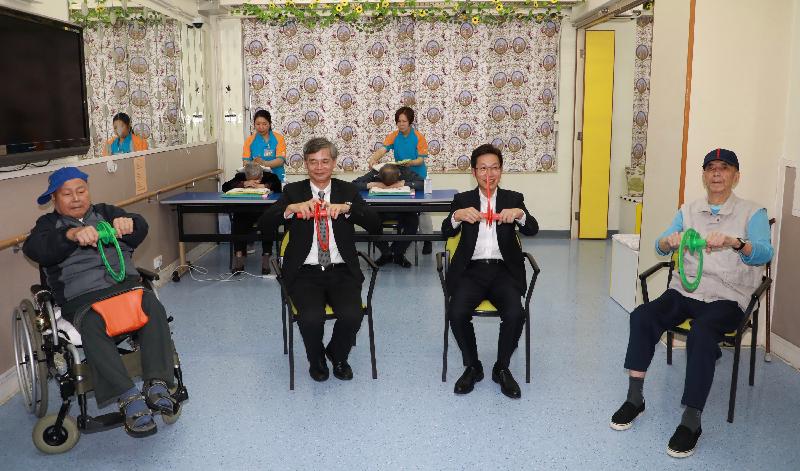 The Secretary for Labour and Welfare, Dr Law Chi-kwong, visited Southern District today (April 17) and called at the TWGHs Jockey Club Rehabilitation Complex in Aberdeen. Photo shows Dr Law (front row, second left) and the Chairman of Southern District Council, Mr Chu Ching-hong (front row, second right) participating in physical and mental revitalisation therapy with elderly people.