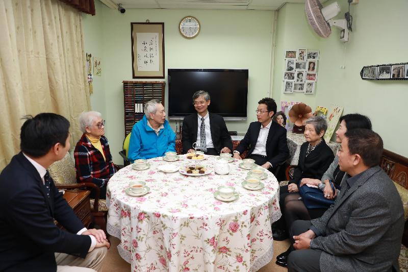 The Secretary for Labour and Welfare, Dr Law Chi-kwong, visited Southern District today (April 17) and called at the TWGHs Jockey Club Rehabilitation Complex in Aberdeen. Photo shows Dr Law (fourth left) and the Chairman of Southern District Council, Mr Chu Ching-hong (fourth right), chatting with visually impaired elderly people.