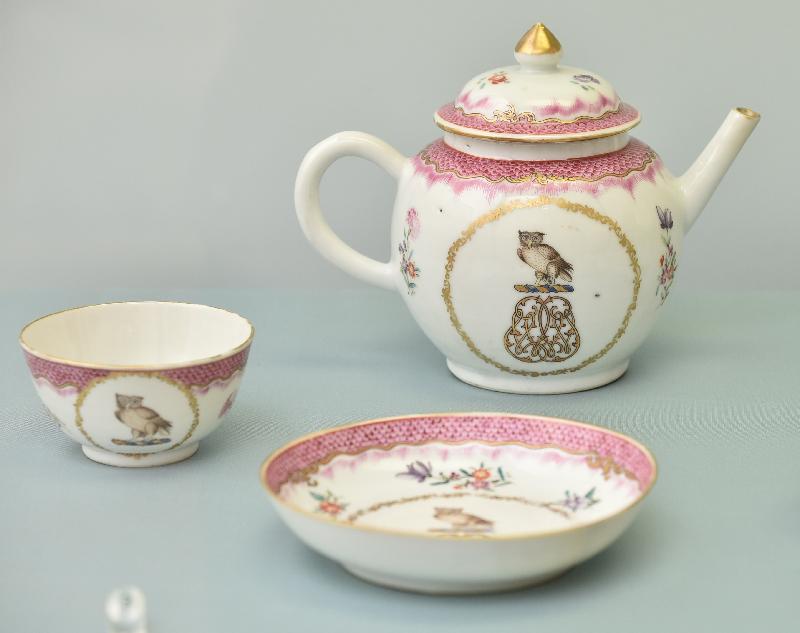 「艺术背后：中国外销茶具」展览今日（四月十八日）起在茶具文物馆举行。图示清代粉彩花卉西洋纹章茶壶杯碟一套。（文物馆馆友会惠赠，香港中文大学文物馆藏品）