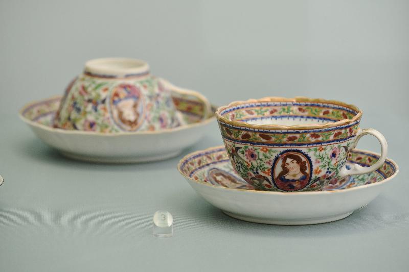 「艺术背后：中国外销茶具」展览今日（四月十八日）起在茶具文物馆举行。图示清代粉彩花鸟西洋人物图茶杯一对连托碟。（北山堂基金惠赠，香港中文大学文物馆藏品）