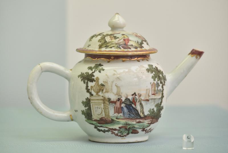 「藝術背後：中國外銷茶具」展覽今日（四月十八日）起在茶具文物館舉行。圖示清代外銷英國飾描金琺瑯彩西洋人物鼓腹壺。（羅桂祥藏品，茶具文物館）