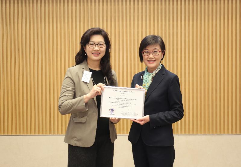 The Director of Health, Dr Constance Chan (right), today (April 19) presents a certificate to the Chairperson of the Professional Council of the Hong Kong Institute of Speech Therapists (HKIST), Ms Janet Ng (left). The HKIST is the first accredited healthcare professional body to which full accreditation status is granted under the Pilot Accredited Registers Scheme for Healthcare Professions.