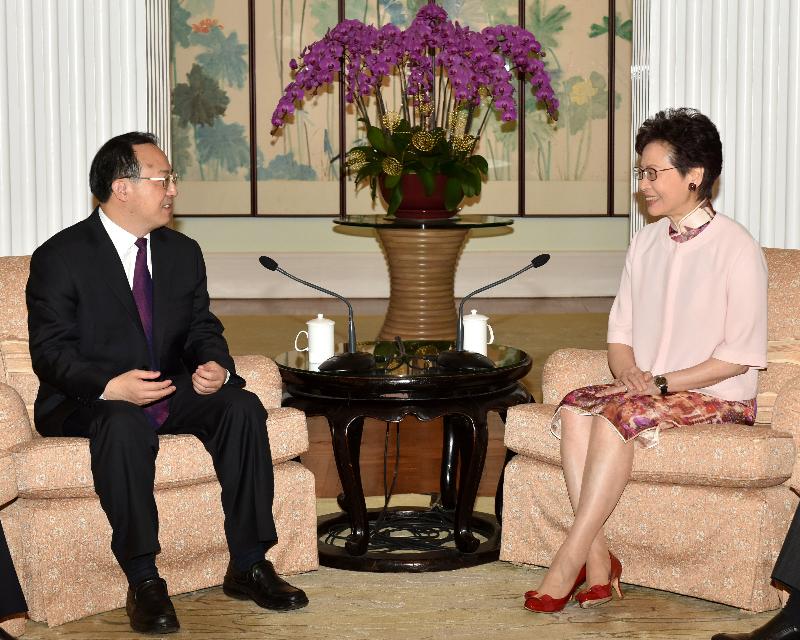 The Chief Executive, Mrs Carrie Lam (right), meets the Governor of Jiangsu Province, Mr Wu Zhenglong (left), at Government House this evening (April 19).