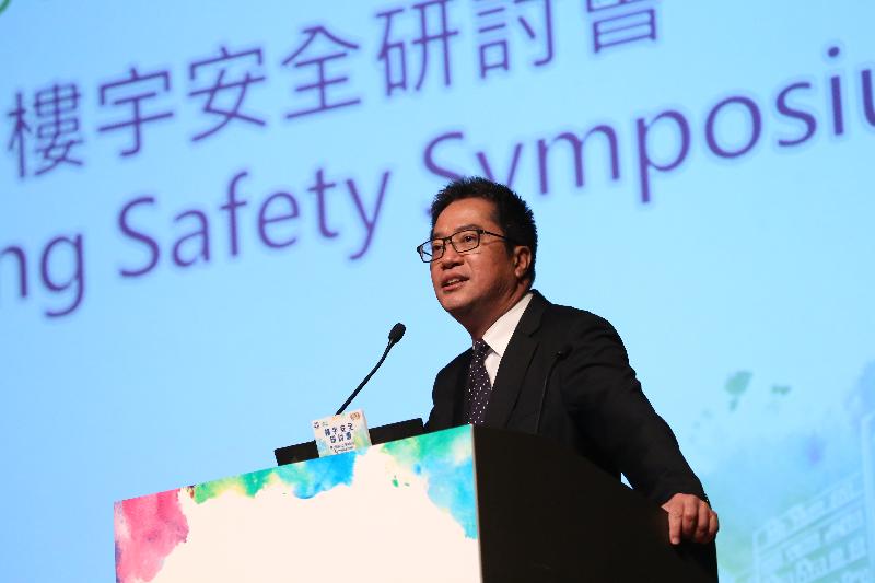 Some 450 participants including building professionals, members of the building management sector, government officials and academics attended the Building Safety Symposium 2018 today (April 20) to exchange views on building safety issues. Photo shows the Secretary for Development, Mr Michael Wong, speaking at the event.