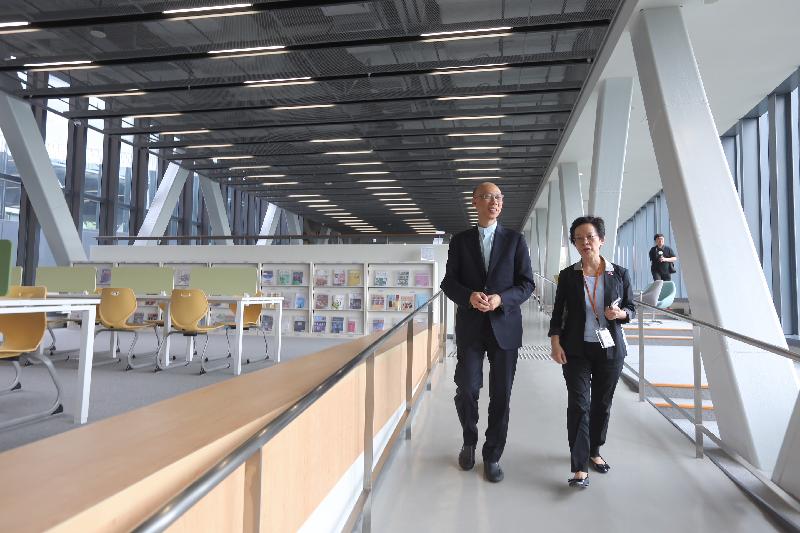 環境局局長黃錦星（左）今日（四月二十日）到訪位於屯門的珠海學院，了解其新校舍的環保設計概念。
